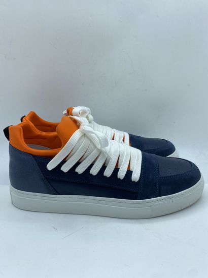 null KRISVANASSCHE, Paire de sneakers modèle "Low Multilace Sneakers" bleu et orange,...