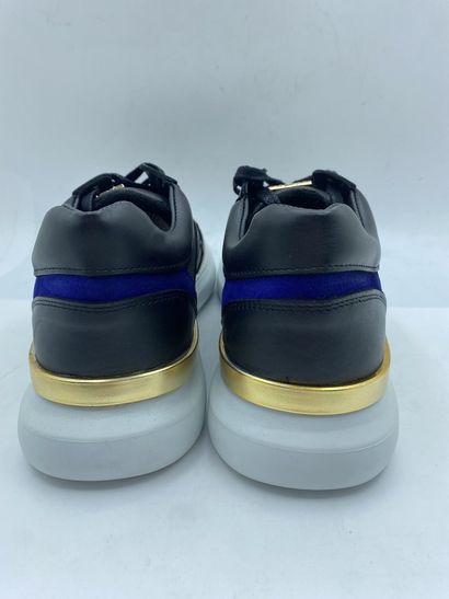 null MERCER, Paire de sneakers modèle "Blackspin" noir, bleu et or, taille 44

Neuves...