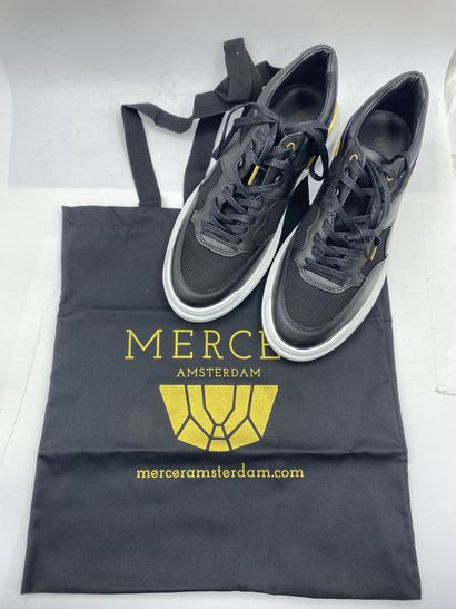 null MERCER, Pair of sneakers model "Blackspin" black, blue and gold, size 41

Fitting...
