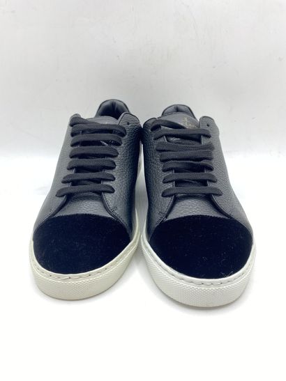 null LOUIS LEEMAN, Paire de sneakers modèle "Low Top Sneaker" noir, taille 40

Modèle...