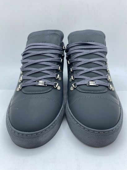null NUBIKK, Paire de sneakers modèle "Jhay Low Gomma All" gris, taille 44

Modèle...