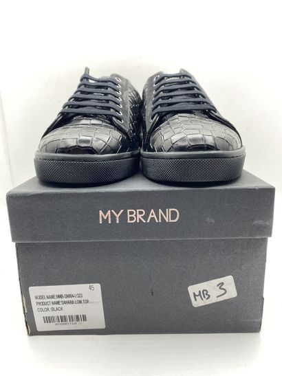 null MY BRAND EXCLUSIVE, Pair of sneakers model "Sahara Low Top" black, size 45

Fitting...