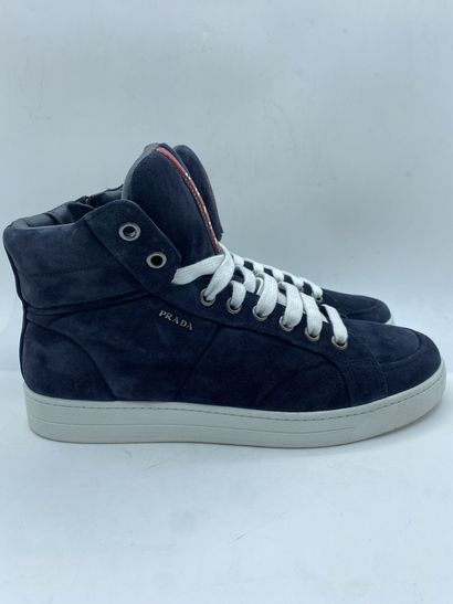 null PRADA, Paire de sneakers modèle "Scamosciato" bleu, taille 8.5 (taille UK soit...