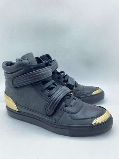 null Lot of pairs of sneakers size 41 including :

- LOUIS LEEMAN, Pair of black...