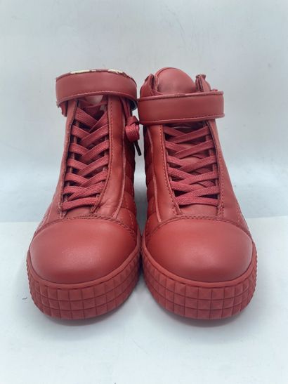 null SUSUDIO, Pair of red sneakers, size 39

Fitting model (accidents) in its box...