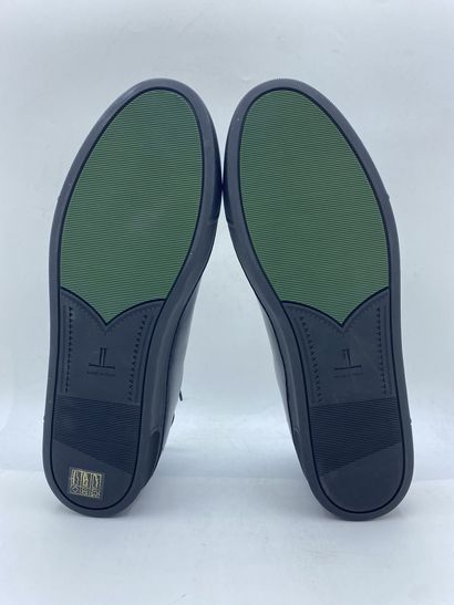 null LOUIS LEEMAN, Paire de sneakers modèle "Low Top Sneaker" noir, taille 44

Modèle...