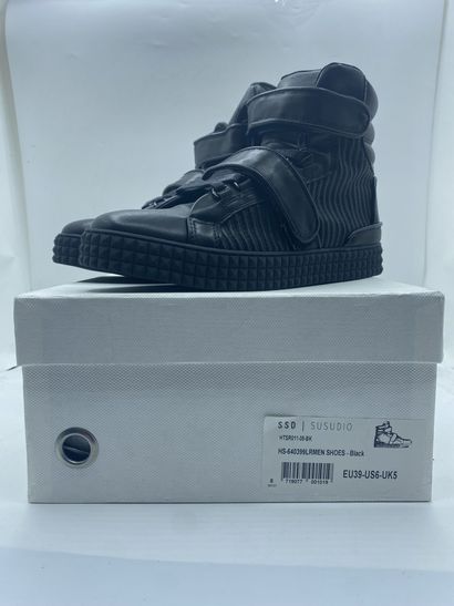 null SUSUDIO, Pair of sneakers model "HTSR011" black, size 39

New in their box in...