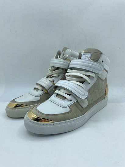  LOUIS LEEMAN, Paire de sneakers modèle "High Top Sneaker with Metal Accesso" beige...