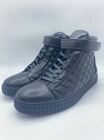null SUSUDIO, Pair of sneakers model "DSSR002" black, size 44

New in their box in...