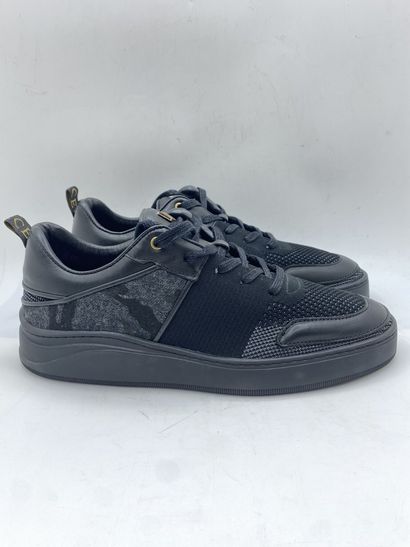 null MERCER, Paire de sneakers modèle "Lowtop" noir et gris taille 42

Neuves dans...