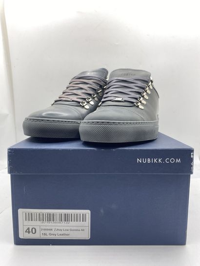 null NUBIKK, Paire de sneakers modèle "Jhay Low Gomma All" gris, taille 40

Modèle...