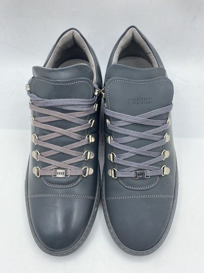 null NUBIKK, Paire de sneakers modèle "Jhay Low Gomma All" gris, taille 42

Modèle...