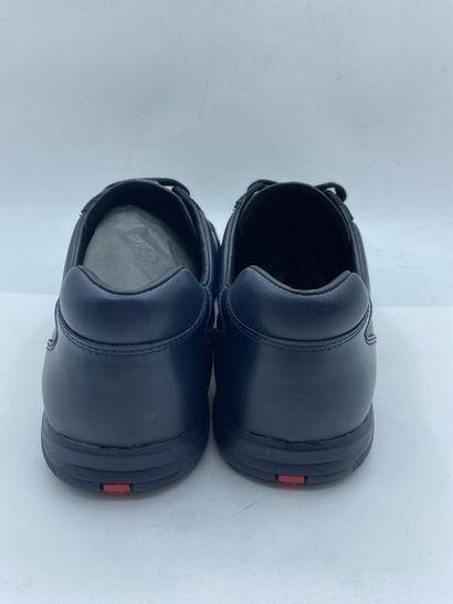 null PRADA, Paire de sneakers modèle "Plume + Spazzolatto" bleu foncé, taille 8.5...