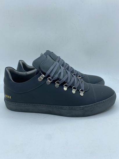 null NUBIKK, Paire de sneakers modèle "Jhay Low Gomma All" gris, taille 44

Modèle...