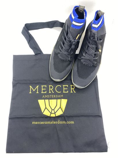 null MERCER, Paire de sneakers modèle "Wooster Sock" gris, noir et bleu, taille 42

Modèle...