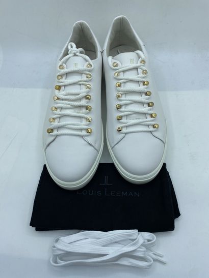 null LOUIS LEEMAN, Paire de sneakers modèle "Low Top Sneaker" blanc, taille 44

Modèle...