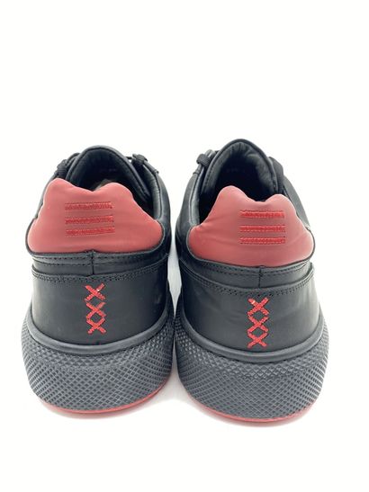 null EXPLICIT, Pair of black and red sneakers, size 42

Fitting model in its box...
