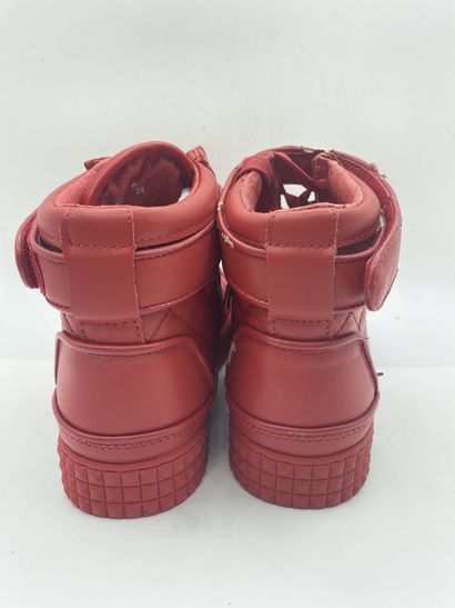 null SUSUDIO, Pair of red sneakers, size 39

Fitting model (accidents) in its box...