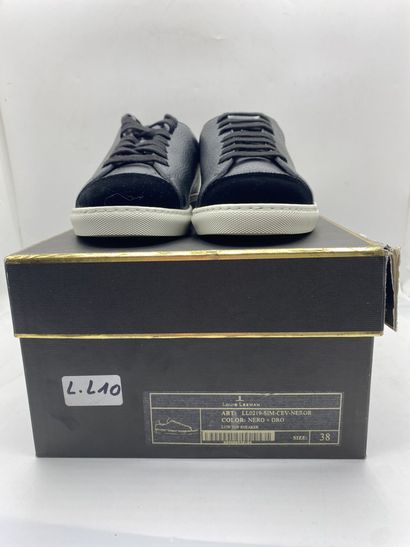 null LOUIS LEEMAN, Paire de sneakers modèle "Low Top Sneaker" noir, taille 38

Modèle...