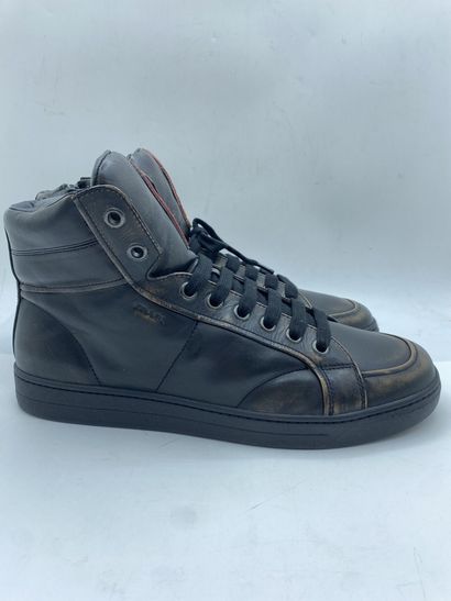 null PRADA, Paire de sneakers modèle "Vitello Vintag" noir, taille 9 (taille UK soit...