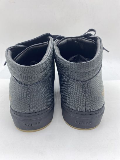 null NUBIKK, Paire de sneakers modèle "Jhay Cab Lizard" noir, taille 43

Neuves dans...