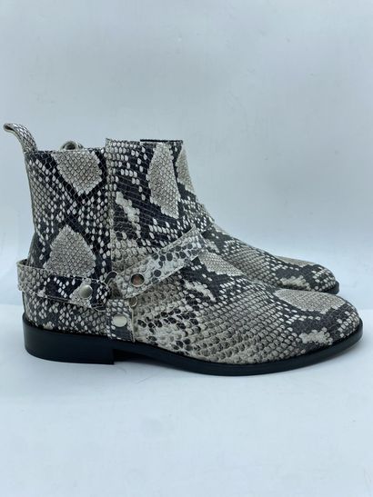 null JUST CAVALLI, Pair of boots model "S12WU0028" white python effect, size 40

Fitting...