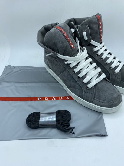 null PRADA, Pair of sneakers model "Scamosciato" grey, size 9 (UK size is 43)

Fitting...
