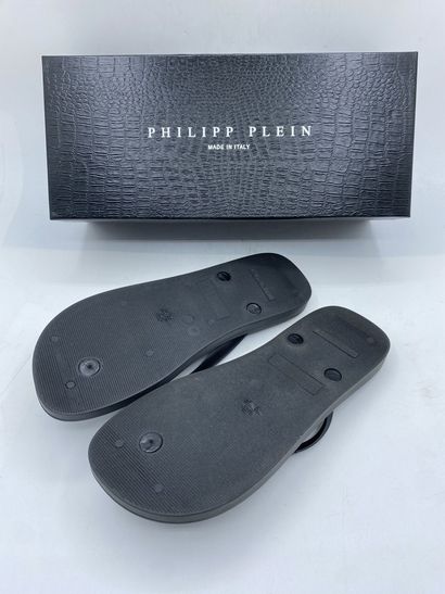 null Lot de 30 paires de sandales PHILIPP PLEIN modèles "Sandals Flat 'Cardiff'"...
