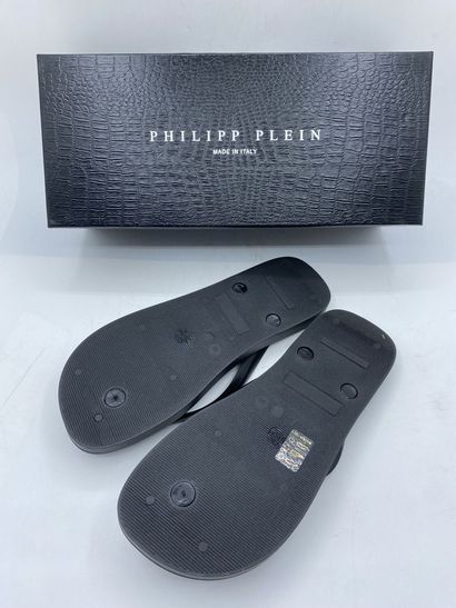 null Lot of 30 pairs of sandals PHILIPP PLEIN models "Sandals Flat 'Cardiff'" and...