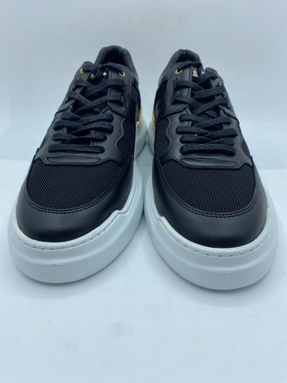 null MERCER, Paire de sneakers modèle "Blackspin" noir, bleu et or taille 45

Modèle...