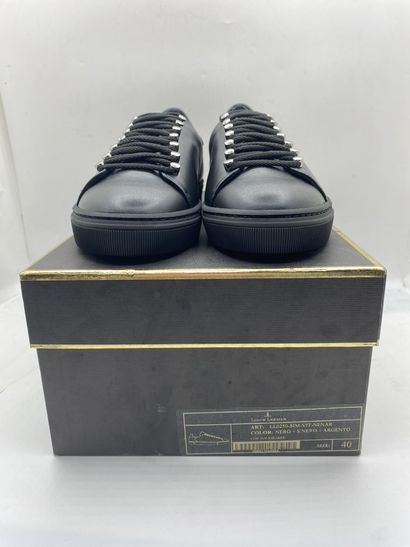  LOUIS LEEMAN, Paire de sneakers modèle "Low Top Sneaker" noir, taille 40 
Neuves...