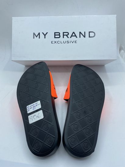 null Lot de 8 paires de sandales MY BRAND EXCLUSIVE modèles "Logo Print Slipper 'MMB-SL002-S001'"...