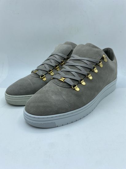null NUBIKK, Paire de sneakers modèle "Yeye Suede (M)" gris, taille 43

Modèle d'essayage...
