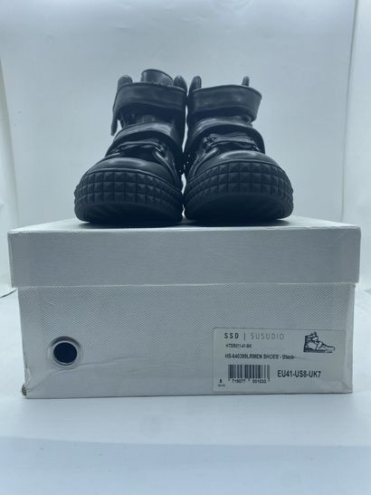 null SUSUDIO, pair of sneakers model "HTSR011" black, size 41

Fitting model (accidents)...