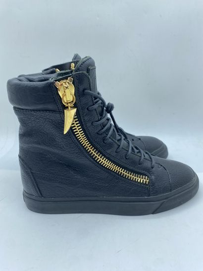 null Lot de paires de sneakers taille 39 comprenant : 

- GUISEPPE ZANOTTI DESIGN,...