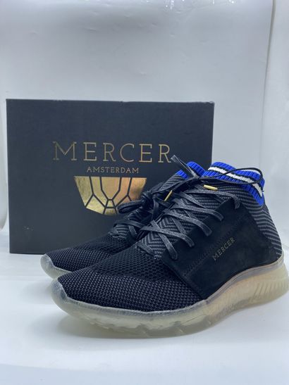 null MERCER, Paire de sneakers modèle "Wooster Sock" gris, noir et bleu, taille 41

Modèle...