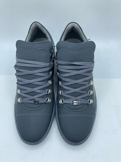 null NUBIKK, Paire de sneakers modèle "Jhay Low Gomma All" gris, taille 44

Modèle...