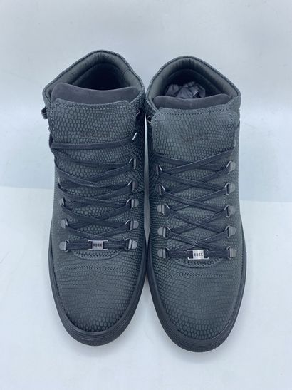 null NUBIKK, Paire de sneakers modèle "Jhay Cab Lizard" noir, taille 43

Modèle d'essayage...
