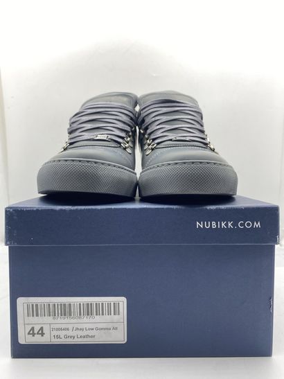 null NUBIKK, Paire de sneakers modèle "Jhay Low Gomma All" gris, taille 44

Modèle...