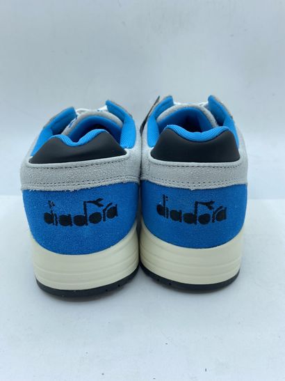 null DIADORA, Paire de sneakers modèle "S8000 NYL ITA" bleu et gris, taille 40

Neuves...
