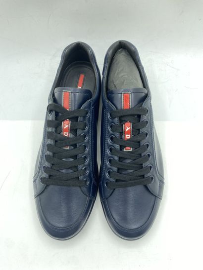 null PRADA, Paire de sneakers modèle "Plume + Spazzolatto" bleu foncé, taille 8.5...