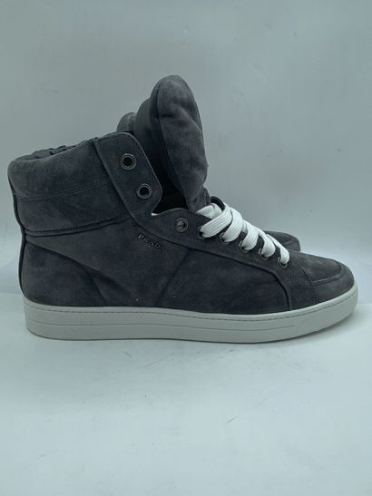 null PRADA, Paire de sneakers modèle "Scamosciato" gris, taille 10 (taille UK soit...