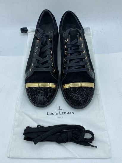 null LOUIS LEEMAN, Paire de sneakers modèle "Low Top Sneaker with Swarovski Rock"...