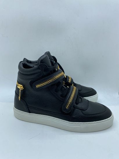  LOUIS LEEMAN, Paire de sneakers modèle "High Top Sneaker with Zip" noir et or, taille...
