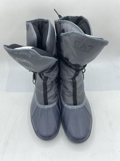 null EA7 EMPORIO ARMANI, Pair of grey après-ski, size 44

Fitting model in its box...