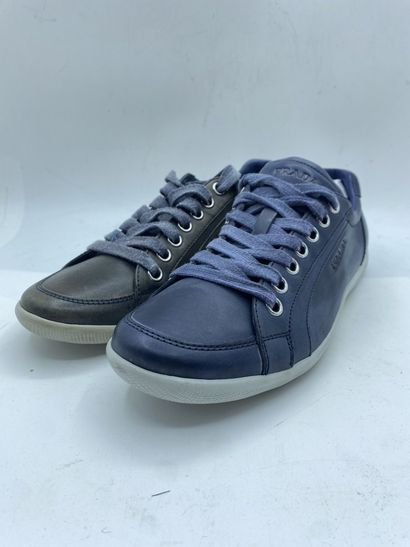 null PRADA, Paire de sneakers modèle "Nappa Aviator" bleu, taille 7 (taille UK soit...