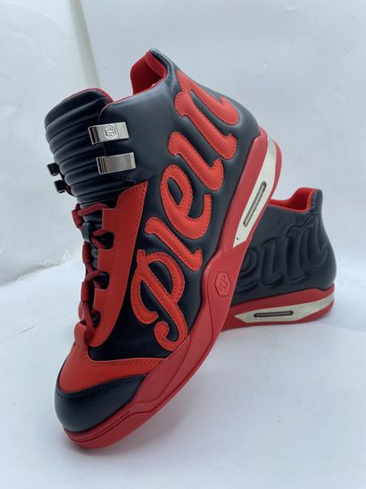 null PHILIPP PLEIN, Paire de sneakers modèle "Hi-Top Sneakers" rouge et noir, taille...
