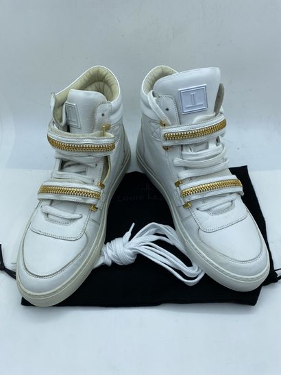  LOUIS LEEMAN, Paire de sneakers modèle "High Top Sneaker with Zip" blanc et or,...