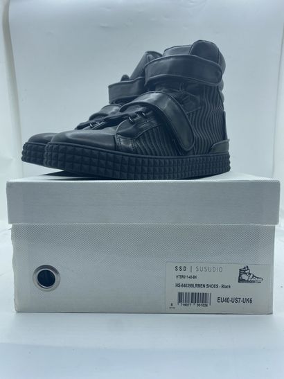 null SUSUDIO, Pair of sneakers model "HTSR011" black, size 40

New in their box in...