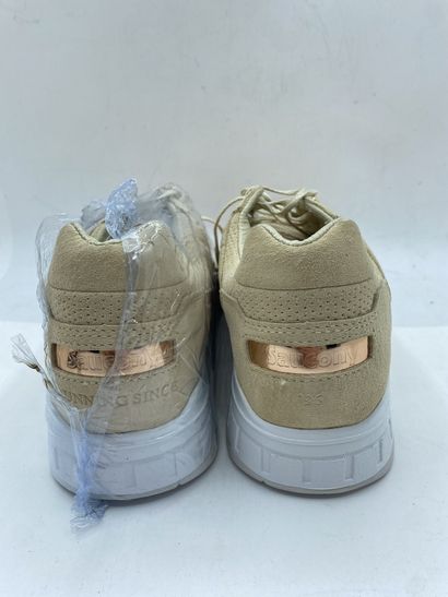null SAUCONY, Paire de sneakers modèle "SHADOW 5000" couleur beige et "rose gold"...
